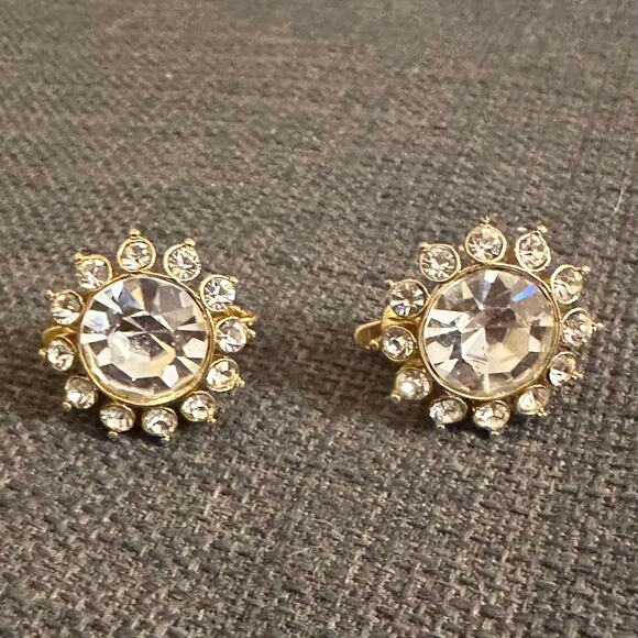 Vintage Trifari Clear Crystal Rhinestone Gold Tone Clip On Earrings - Picture 1 of 5